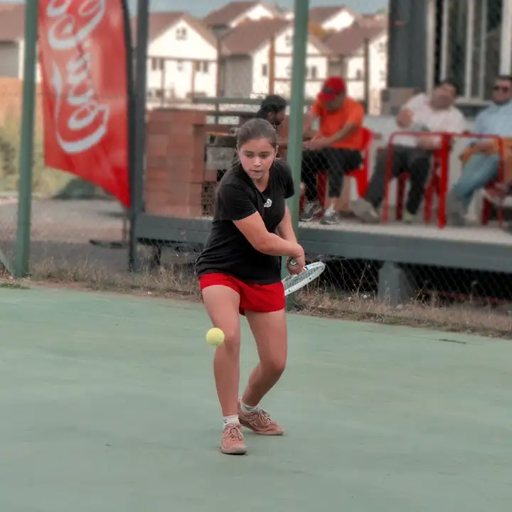Jugadora de tenis local de la ciudad de temuco
